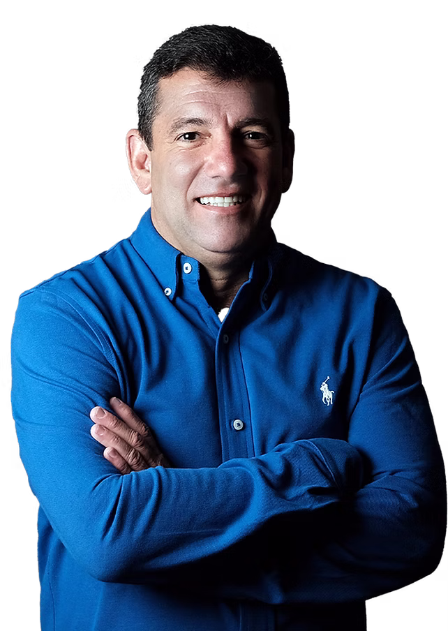 Max Pires de braços cruzados, sorrindo